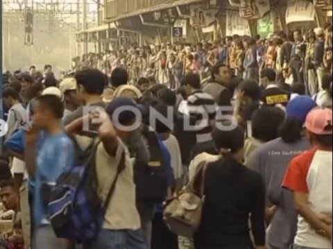 Portrait of Eid al-Fitr Homecoming by Train in 2006, Crowded Passengers Still Using 'Natural AC'