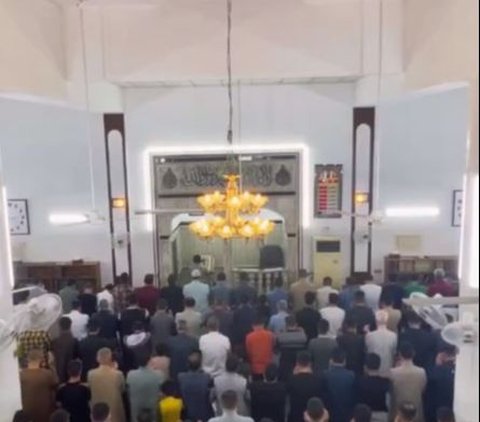 VIDEO Imam Salat di Irak Pingsan Saat Baca Doa untuk Gaza