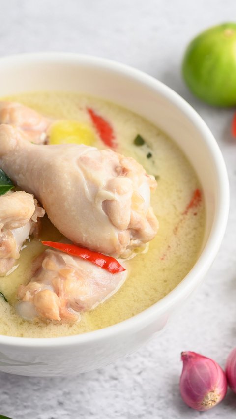 3. Opor Ayam Bumbu Kuning resep dari @DapurKobe