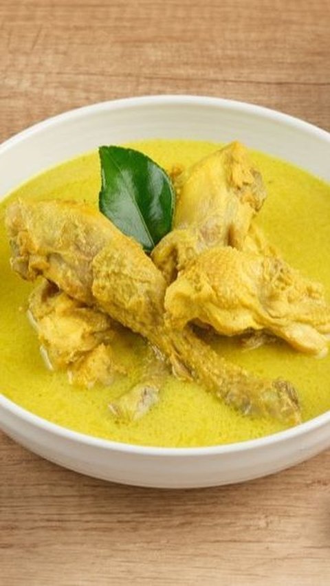 4. Opor Ayam Kuning