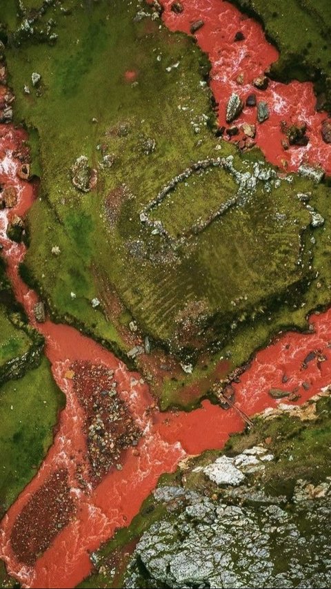Sungai Merah Cusco yang Sangat Unik dengan Aliran Air Berwarna Merah Alami