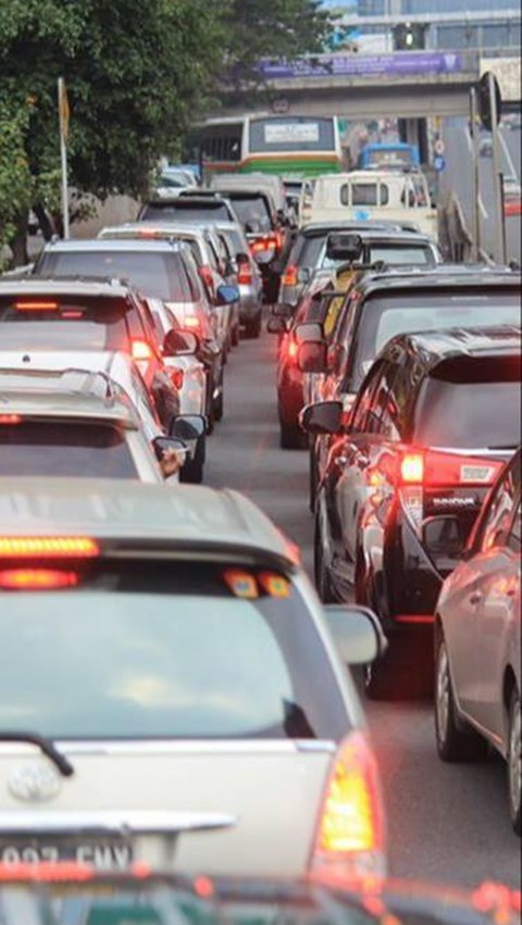 Pemudik Lewat Gerbang Tol Utama Keluar Jakarta Cenderung Malam Hari