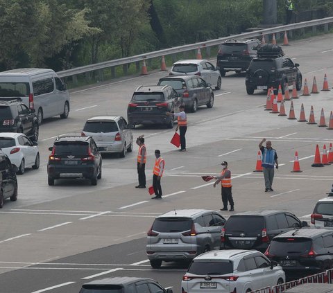 Pemudik Lewat Gerbang Tol Utama Keluar Jakarta Cenderung Malam Hari