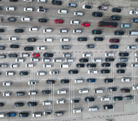 Pemudik Lewat Gerbang Tol Utama Keluar Jakarta Cenderung Malam Hari