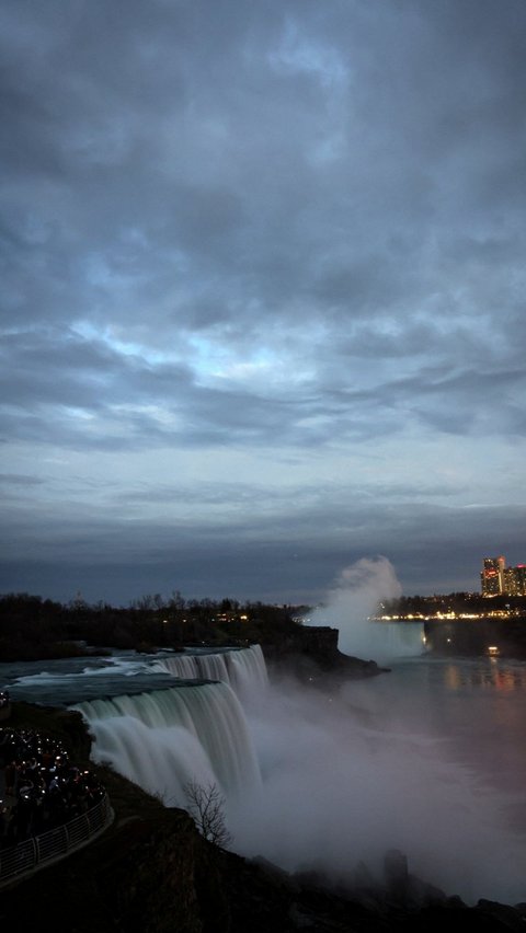 Suasana langit yang gelap saat Gerhana Matahari Total terjadi di Air Terjun Niagara, New York, AS 8 April 2024. Foto: REUTERS / Brendan McDermid