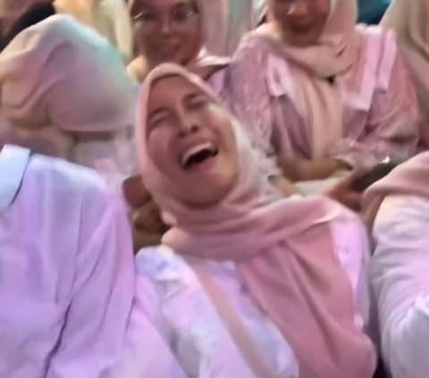Daringly Riding the Kora-Kora with Bestie at the Night Market, This Girl Faints and is Carried to the Emergency Room, Netizens: Her Friends Automatically Feel Guilty