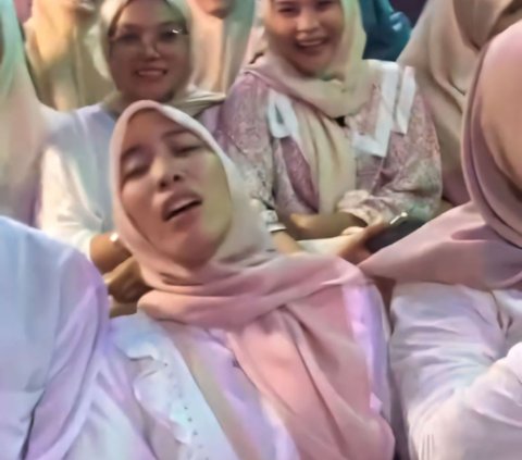 Daringly Riding the Kora-Kora with Bestie at the Night Market, This Girl Faints and is Carried to the Emergency Room, Netizens: Her Friends Automatically Feel Guilty