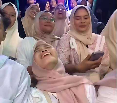 Daringly Riding the Kora-Kora with Bestie at the Night Market, This Girl Faints and is Carried to the Emergency Room, Netizens: Her Friends Automatically Feel Guilty