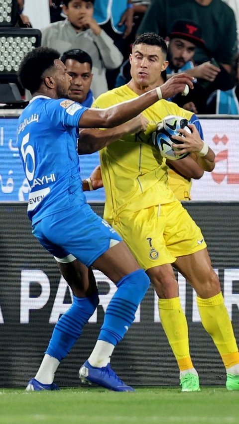 Pemain asal Portugal itu bersitegang dengan Ali Al Bulayhi ketika berebut lemparan ke dalam di menit ke-85. Foto: Reuters