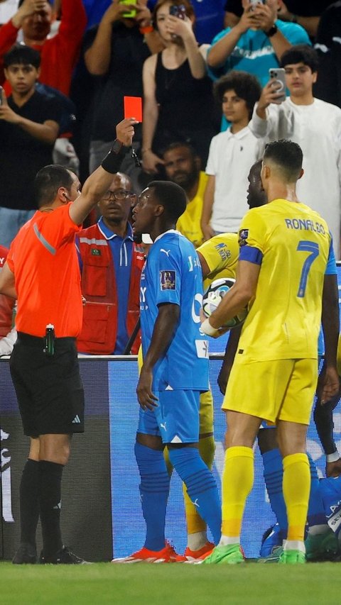 Kartu merah langsung dikeluarkan oleh wasit untuk Ronaldo setelah menyikut Al Ali Al Bulayhi dari Al Hilal. Foto: Reuters