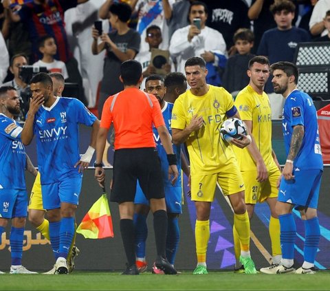 FOTO: Momen Cristiano Ronaldo Emosi Sikut Ali Al Bulayhi hingga Dihadiahi Kartu Merah saat Al Nassr Kalah
