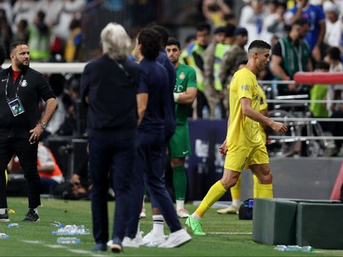 FOTO: Momen Cristiano Ronaldo Emosi Sikut Ali Al Bulayhi hingga Dihadiahi Kartu Merah saat Al Nassr Kalah