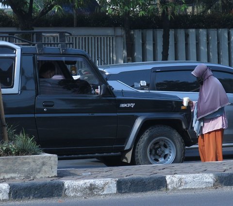 Beggar Caught Bringing CRV Car and Living in Elite Area, Dodges by Claiming Borrowing