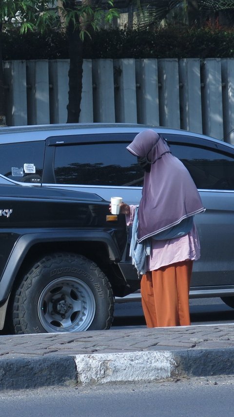 Beggar Caught Bringing CRV Car and Living in Elite Area, Dodges by Claiming Borrowing
