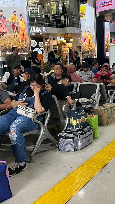 Situasi Arus Mudik di Stasiun Gambir pada H-1 Lebaran