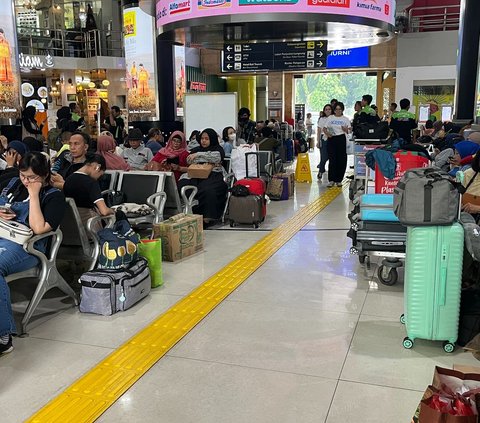 Situasi Arus Mudik di Stasiun Gambir pada H-1 Lebaran