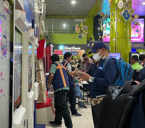 Situasi Arus Mudik di Stasiun Gambir pada H-1 Lebaran