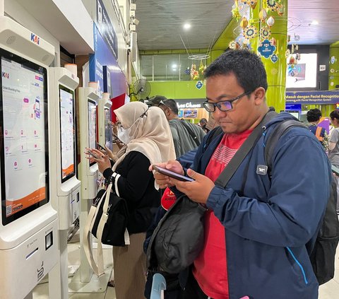 Situasi Arus Mudik di Stasiun Gambir pada H-1 Lebaran