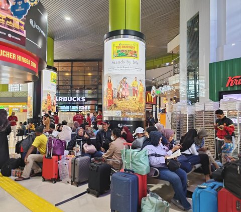 Situasi Arus Mudik di Stasiun Gambir pada H-1 Lebaran