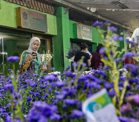 FOTO: Sehari Jelang Hari Raya Idulfitri 1445 H, Pasar Rawa Belong Semakin Padat Diserbu Pemburu Bunga Hias