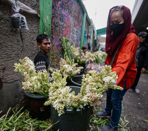 FOTO: Sehari Jelang Hari Raya Idulfitri 1445 H, Pasar Rawa Belong Semakin Padat Diserbu Pemburu Bunga Hias