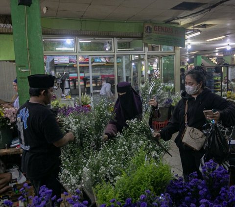 Sejumlah warga memilih bunga hias yang akan dibeli dari salah satu lapak penjual bunga hias di Pasar Rawa Belong, Jakarta, Selasa (9/4/2024). Foto: Liputan6.com / Angga Yuniar