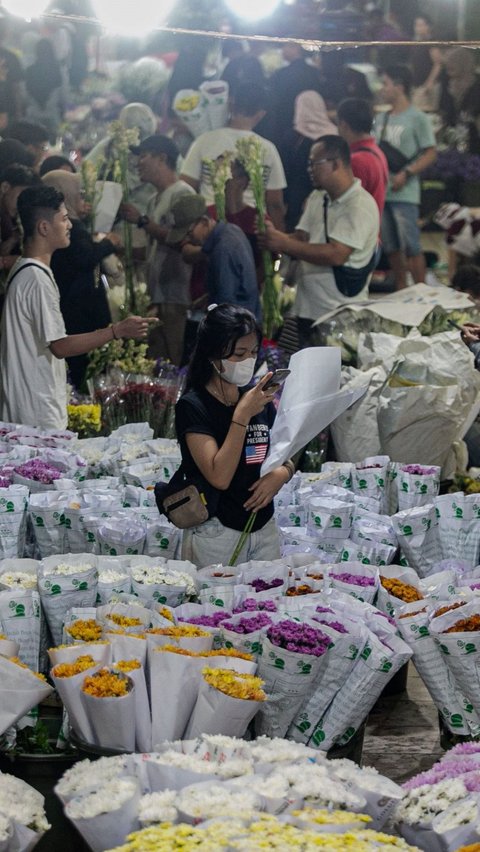 Tampak warga sibuk memilih bunga hias yang dijual di Pasar Rawa Belong, Jakarta, Selasa (9/4/2024). Foto: Liputan6.com / Angga Yuniar