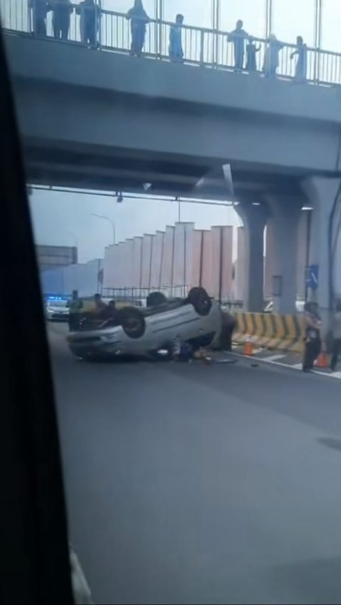 Kecelakaan di Tol Jakarta-Cikampek, Satu Mobil Terbalik di KM 57