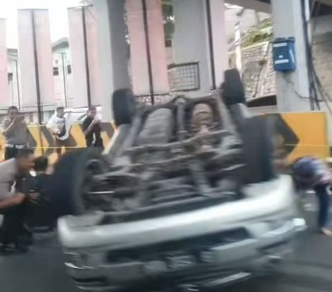 Kecelakaan di Tol Jakarta-Cikampek, Satu Mobil Terbalik di KM 57