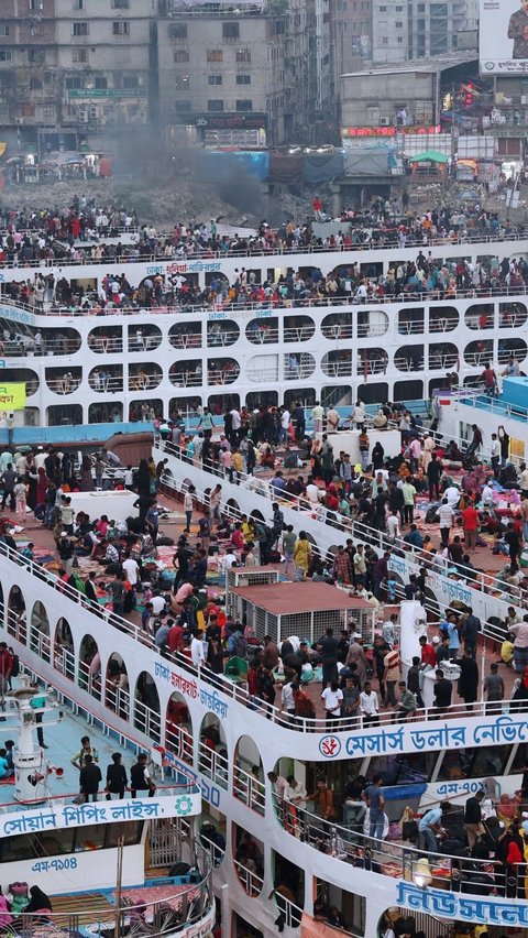 FOTO: Penampakan Arus Mudik di Bangladesh, Kapal Ferry Penuh Sesak