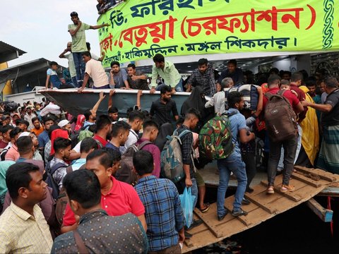 FOTO: Penampakan Arus Mudik di Bangladesh, Kapal Ferry Penuh Sesak