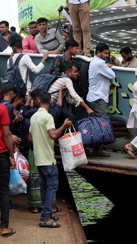 Pemudik juga sempat berdesakan saat masuk ke dalam kapal. Foto: REUTERS / Mohammad Ponir Hossain<br>