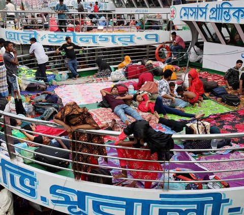 Beberapa penumpang bahkan ada yang terpaksa duduk di lantai kapal karena penuhnya tempat duduk yang tersedia. Foto: REUTERS / Mohammad Ponir Hossain<br>