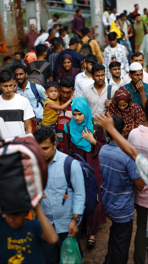 Meski demikian, semangat warga Bangladesh untuk mudik tidak surut. Foto: REUTERS / Mohammad Ponir Hossain