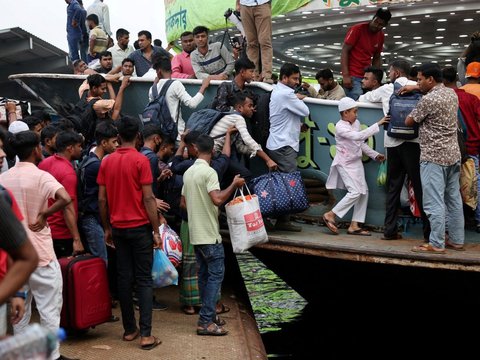 FOTO: Penampakan Arus Mudik di Bangladesh, Kapal Ferry Penuh Sesak