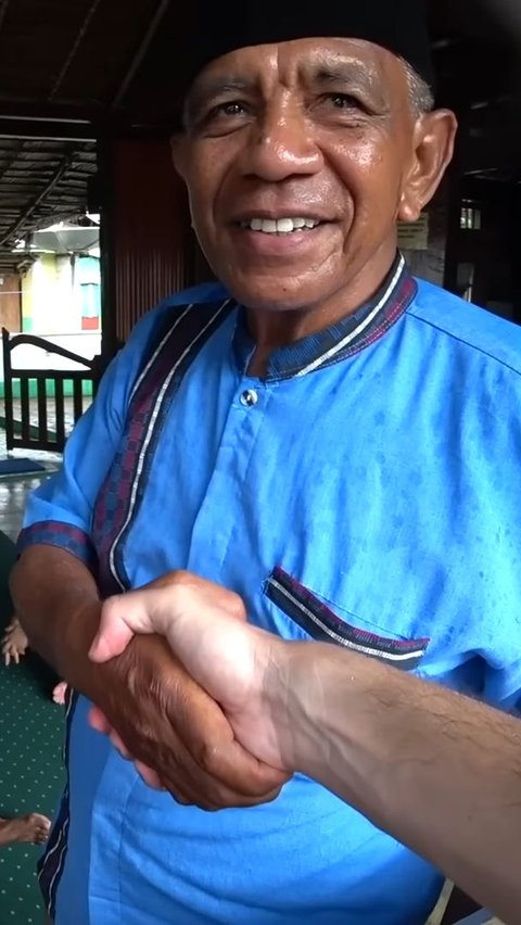 Visiting a 600-year-old Mosque in Ambon, Foreign Tourists Are Welcomed by a Quran Teacher Who Can Speak 4 Foreign Languages