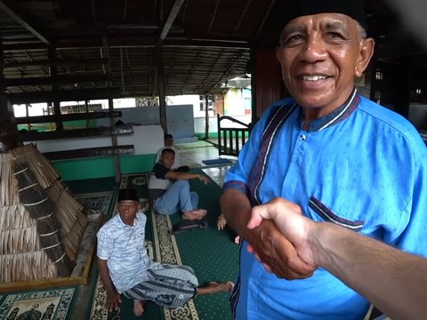 Visiting a 600-Year-Old Mosque in Ambon, Foreign Tourists are Welcomed by a Quran Teacher Who Can Speak 4 Foreign Languages