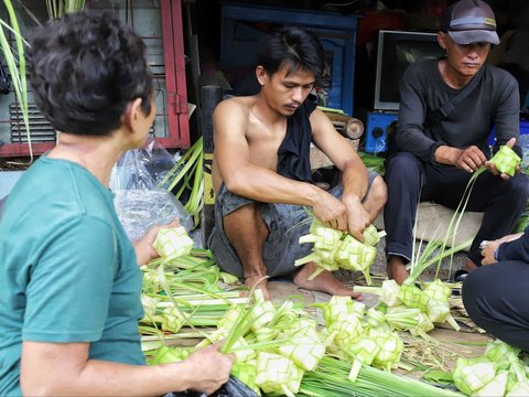 FOTO: Jelang Idulfitri, Pedagang Kulit Ketupat Lebaran Menjamur di Pasar Palmerah