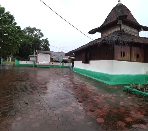 Visiting a 600-Year-Old Mosque in Ambon, Foreign Tourists are Welcomed by a Quran Teacher Who Can Speak 4 Foreign Languages