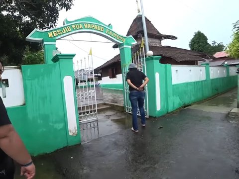 Visiting a 600-Year-Old Mosque in Ambon, Foreign Tourists are Welcomed by a Quran Teacher Who Can Speak 4 Foreign Languages
