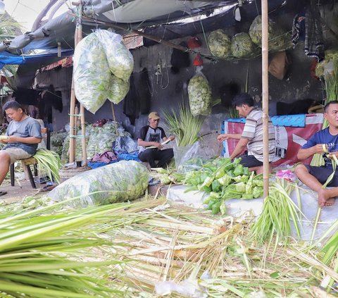 FOTO: Jelang Idulfitri, Pedagang Kulit Ketupat Lebaran Menjamur di Pasar Palmerah