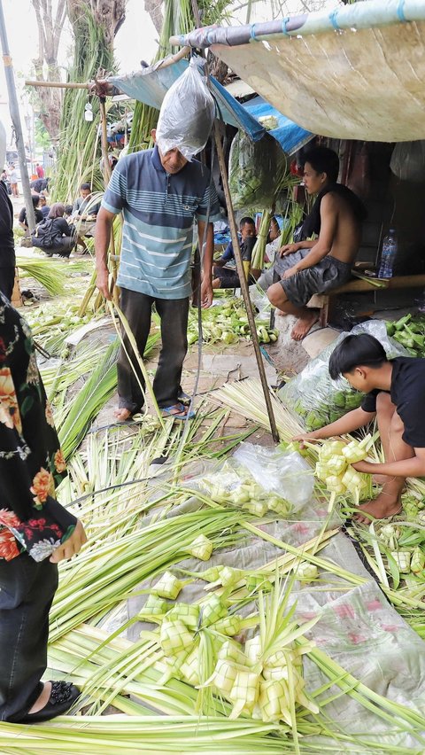 Mereka mendirikan lapaknya di sepanjang Jalan Palmerah Barat. Foto: Liputan6.com /Angga Yuniar