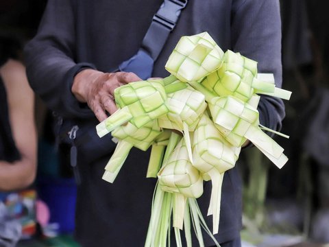 FOTO: Jelang Idulfitri, Pedagang Kulit Ketupat Lebaran Menjamur di Pasar Palmerah