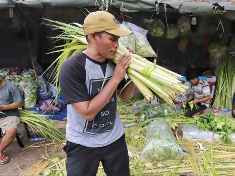 FOTO: Jelang Idulfitri, Pedagang Kulit Ketupat Lebaran Menjamur di Pasar Palmerah