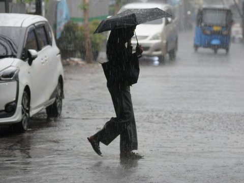 FOTO: Hujan Deras dan Angin Kencang Hambat Aktivitas Warga Jakarta