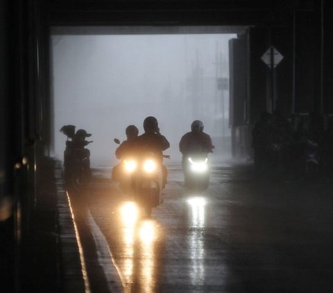 FOTO: Hujan Deras dan Angin Kencang Hambat Aktivitas Warga Jakarta