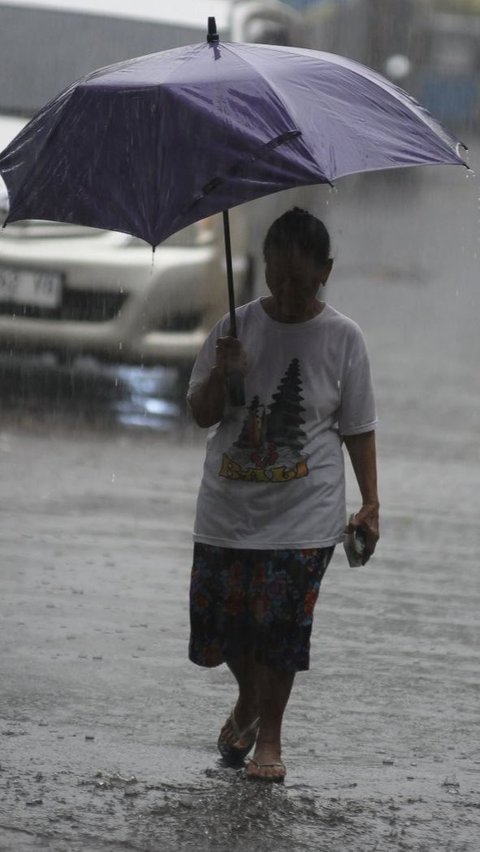 Hujan yang mengguyur kawasan Jakarta Selatan ini juga membuat jalan tergenang air. Foto: merdeka.com / Imam Buhori.