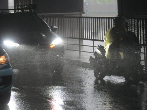 FOTO: Hujan Deras dan Angin Kencang Hambat Aktivitas Warga Jakarta