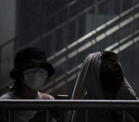 FOTO: Hujan Deras dan Angin Kencang Hambat Aktivitas Warga Jakarta