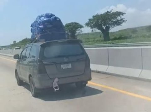 Hilarious! Dashcam Captures Sight of a Bra Stuck in the Car Trunk Door, Netizens: 'To Stay Awake During the Journey'